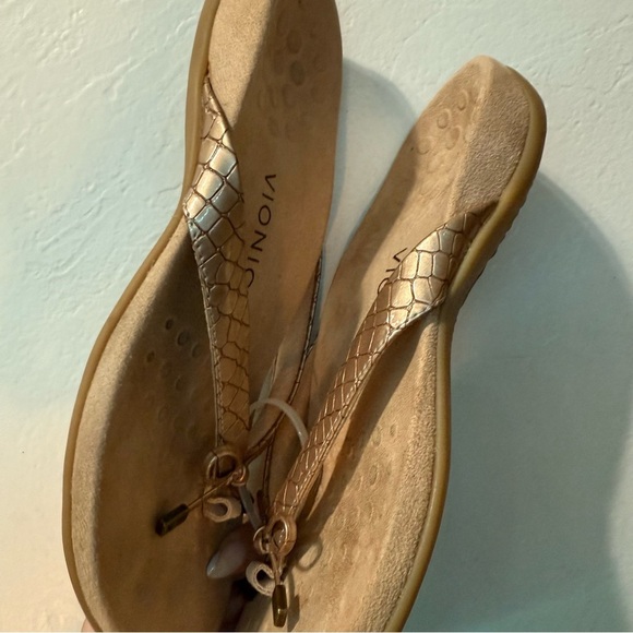 Gold Vionic bow flip flops - Picture 8 of 8